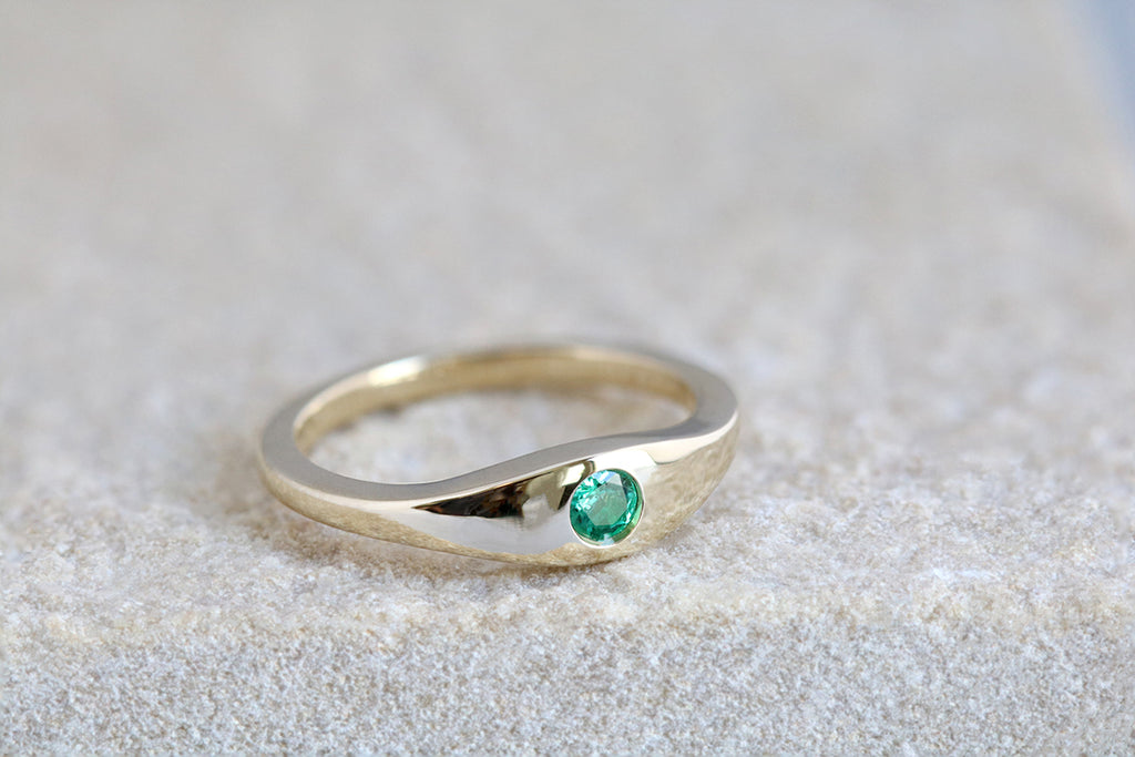 emerald ring yellow gold